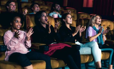 İnsanlar sinema sinemasında film izlerler. Grup eğlence etkinliği ve eğlence konsepti.