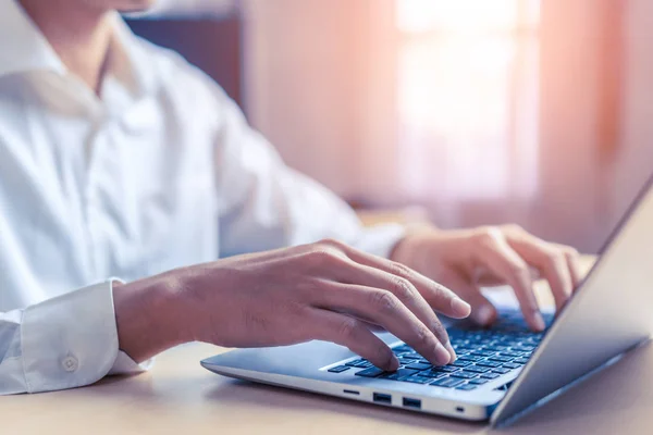 Empresário Mão Digitando Teclado Computador Computador Portátil Escritório Conceito Negócios — Fotografia de Stock