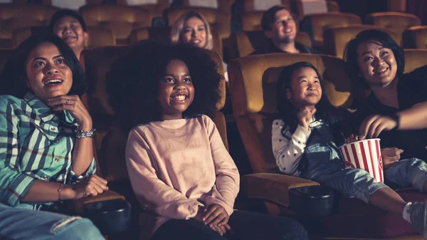 观众在电影院电影院看电影 团体康乐活动及娱乐概念 — 图库照片