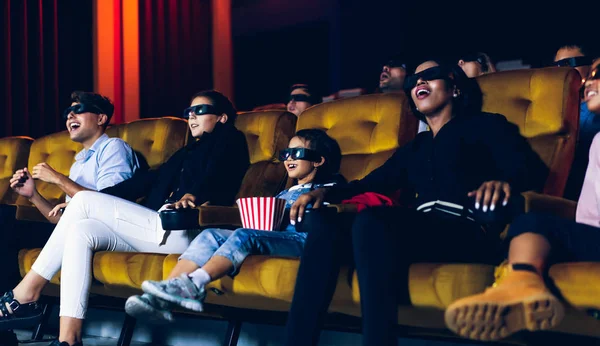 무리의 사람들이 안경을 영화를 있습니다 영화를 보면서 신나고 팝콘을 먹으면서요 — 스톡 사진