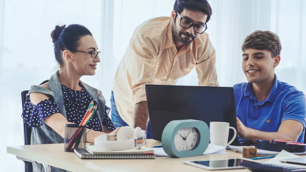 Reunión Grupal Creativos Empresarios Diseñadores Artistas Escritorio Oficina Trabajo Equipo — Foto de Stock