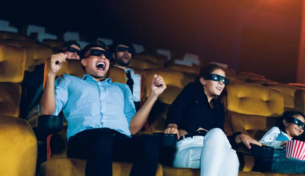 Grupo Pessoas Assistir Filme Com Óculos Cinema Com Interesse Olhando — Fotografia de Stock