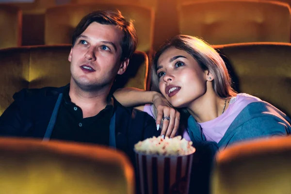 Kaukasischer Liebhaber Genießt Film Sehen Und Popcorn Zusammen Kino Essen — Stockfoto