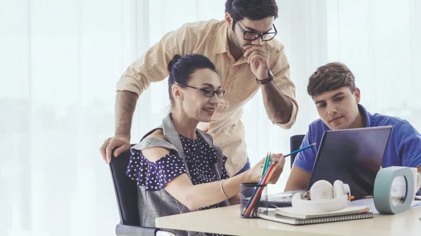 Reunión Grupal Creativos Empresarios Diseñadores Artistas Escritorio Oficina Trabajo Equipo — Foto de Stock