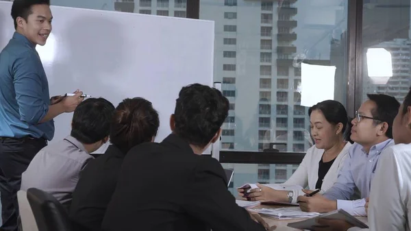 Asijští Podnikatelé Diskutují Marketingové Strategii Setkání Skupin Moderní Kanceláři Obchodní — Stock fotografie