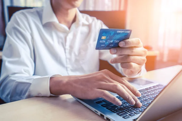 Νεαρός Άντρας Χρησιμοποιούν Πιστωτική Κάρτα Για Online Αγορές Πληρωμής Εφαρμογή — Φωτογραφία Αρχείου