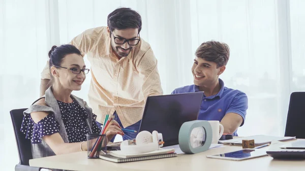 Reunión Grupal Creativos Empresarios Diseñadores Artistas Escritorio Oficina Trabajo Equipo — Foto de Stock