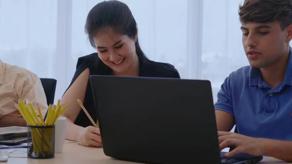 Grupo Personas Negocios Creativos Tener Conversación Escritorio Oficina Lugar Trabajo — Foto de Stock