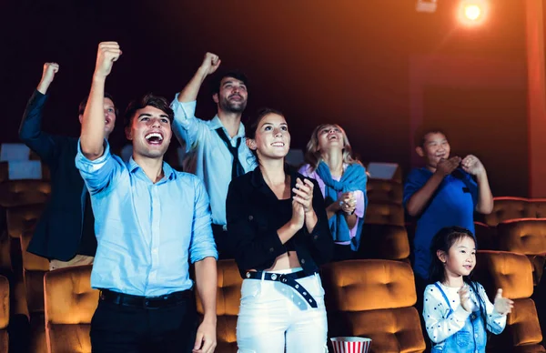 Bir Grup Seyirci Sinemada Mutlu Eğlenceli Sinema Izliyor Grup Eğlence — Stok fotoğraf