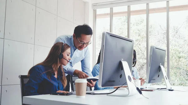 Agente Atención Cliente Centro Llamadas Con Auriculares Funciona Computadora Escritorio — Foto de Stock