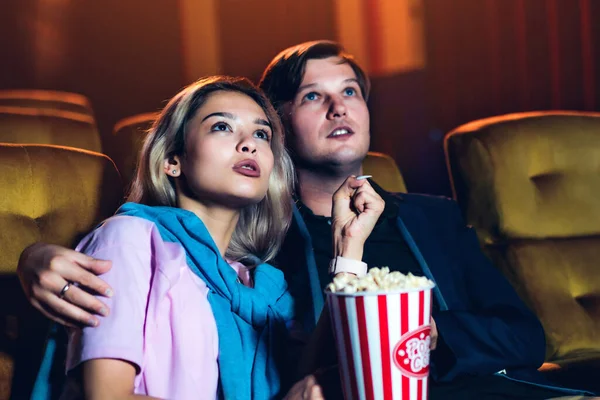 Amante Caucasico Godendo Guardare Film Mangiare Popcorn Insieme Cinema — Foto Stock