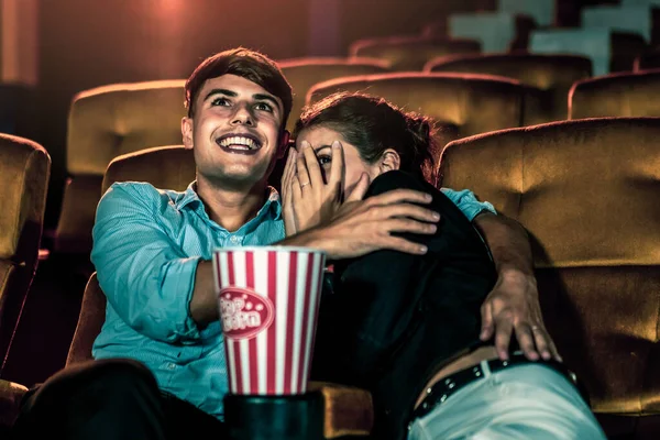 Néhány Kaukázusi Megnézett Egy Thriller Filmet Moziban Egy Becsukta Szemét — Stock Fotó