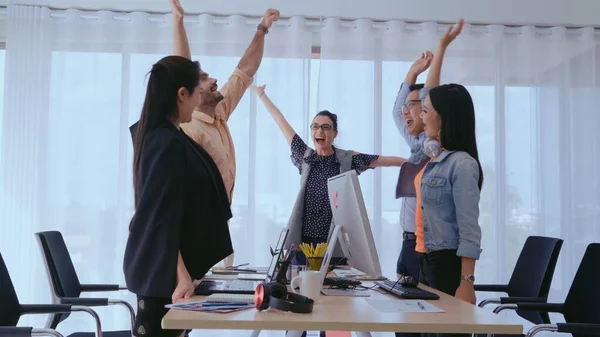 Gente Negocios Exitosa Grupo Celebrando Éxito Del Proyecto Oficina Ganador —  Fotos de Stock