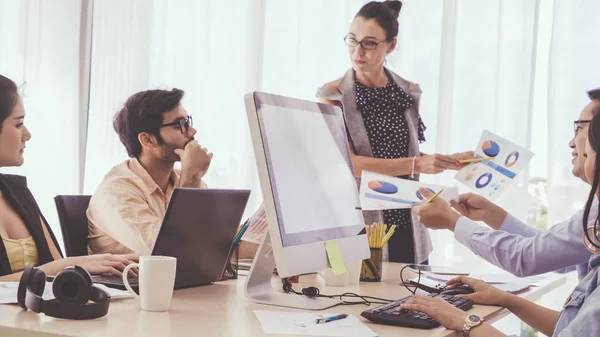 Cadre Supérieur Donne Des Conseils Aux Membres Équipe Des Gens — Photo