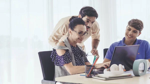 Reunión Grupal Creativos Empresarios Diseñadores Artistas Escritorio Oficina Trabajo Equipo — Foto de Stock