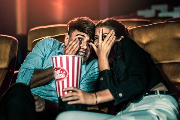 Ein Liebespaar Kinosaal Beim Zuschauen Und Augen Und Durch — Stockfoto