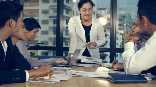 Los Empresarios Asiáticos Discuten Estrategia Marketing Reunión Grupo Oficina Moderna — Foto de Stock