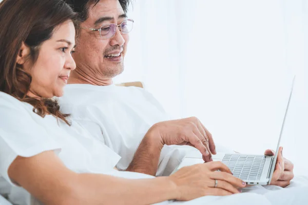 Glückliches Asiatisches Seniorenpaar Das Gute Zeit Hause Hat Seniorenruhestand Und — Stockfoto