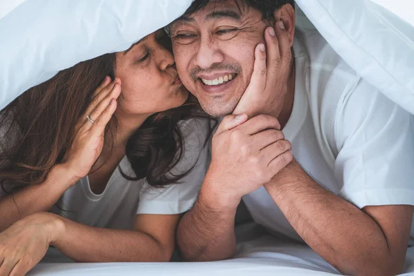 Feliz Pareja Ancianos Asiáticos Pasar Buen Rato Casa Jubilación Ancianos —  Fotos de Stock