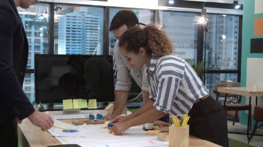 Yaratıcı iş adamları modern işyerindeki ofis masasında sohbet ediyorlar. Şirket uluslararası iş konsepti. ; Yaratıcı iş adamları grubu modern işyerindeki ofis masasında sohbet ediyorlar. Şirket uluslararası iş c