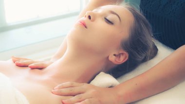 Profesyonel masaj terapisti tarafından masaj yaptıran rahat bir kadın. Sağlık, şifa ve rahatlama konsepti.