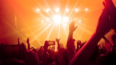 Mutlu insanlar gece kulübü DJ parti konserinde dans eder ve sahnede DJ 'den elektronik dans müziği dinlerler. Siluet dolu neşeli kalabalık 2020 yılbaşı partisini kutluyor. İnsanların yaşam tarzı DJ gece hayatı.
