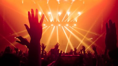 Mutlu insanlar gece kulübü DJ parti konserinde dans eder ve sahnede DJ 'den elektronik dans müziği dinlerler. Siluet dolu neşeli kalabalık 2020 yılbaşı partisini kutluyor. İnsanların yaşam tarzı DJ gece hayatı.