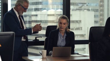 Üst düzey yönetici modern ofisteki genç kadın çalışana tavsiyelerde bulunuyor. Liderlik ve eğitim konsepti. ; Modern ofisteki genç kadın çalışana kıdemli yönetici tavsiyelerde bulunur. Liderlik ve eğitim kavramı.