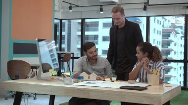 Yaratıcı iş adamları modern işyerindeki ofis masasında sohbet ediyorlar. Şirket uluslararası iş konsepti. ; Yaratıcı iş adamları grubu modern işyerindeki ofis masasında sohbet ediyorlar. Şirket uluslararası iş c