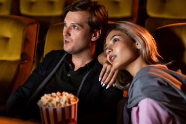 Kafkas aşığı sinemada film izlemeyi ve patlamış mısır yemeyi seviyor.