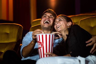 İnsanlar sinema sinemasında film izlerler. Grup eğlence etkinliği ve eğlence konsepti.