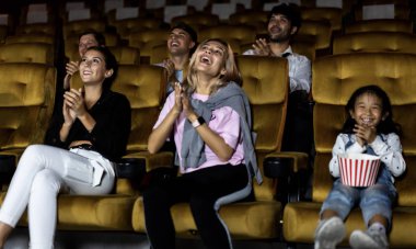Bir grup seyirci sinemada mutlu ve eğlenceli sinema izliyor. Grup eğlence etkinliği ve eğlence konsepti.