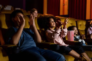 İnsanlar sinema sinemasında film izlerler. Grup eğlence etkinliği ve eğlence konsepti.