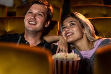 Kafkas aşığı sinemada film izlemeyi ve patlamış mısır yemeyi seviyor.