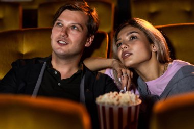 Kafkas aşığı sinemada film izlemeyi ve patlamış mısır yemeyi seviyor.