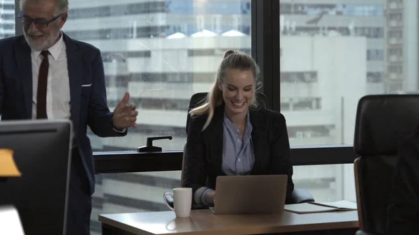 Cadre Supérieur Conseille Une Jeune Travailleuse Dans Bureau Moderne Concept — Photo