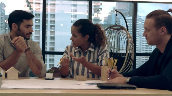 Yaratıcı Adamları Modern Işyerindeki Ofis Masasında Sohbet Ediyorlar Şirket Uluslararası — Stok fotoğraf