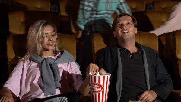 Audiência Caminhando Para Assentos Cinema Assistindo Filme Comendo Pipocas — Fotografia de Stock