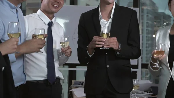 成功的商界人士与团队成员在宴会厅里畅饮葡萄酒和香槟 庆祝推出新产品的商业项目 企业业务和人员联网的概念 成功的商人喝葡萄酒和香槟酒 — 图库照片
