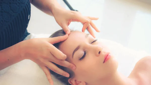 Mujer Relajada Tumbada Cama Spa Para Tratamiento Spa Masaje Facial —  Fotos de Stock