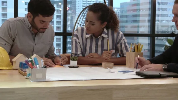 Grupo Personas Negocios Creativos Tener Conversación Escritorio Oficina Lugar Trabajo — Foto de Stock