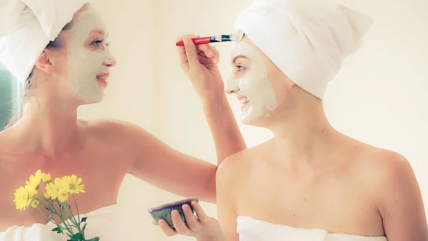 Mooie Vrouw Met Een Gezichtsverzorging Cosmetische Scrub Behandeling Wellness Spa — Stockfoto