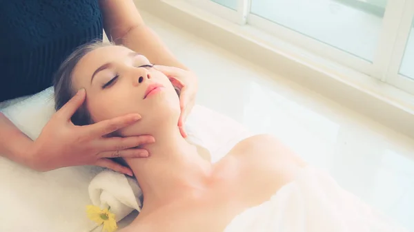 Mujer Relajada Tumbada Cama Spa Para Tratamiento Spa Masaje Facial — Foto de Stock