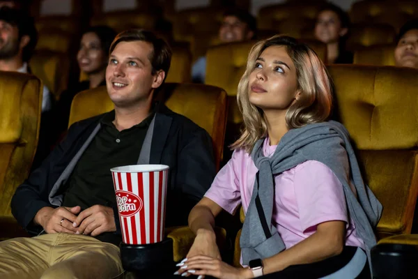 Público Viendo Películas Cine Grupo Actividad Recreativa Concepto Entretenimiento —  Fotos de Stock