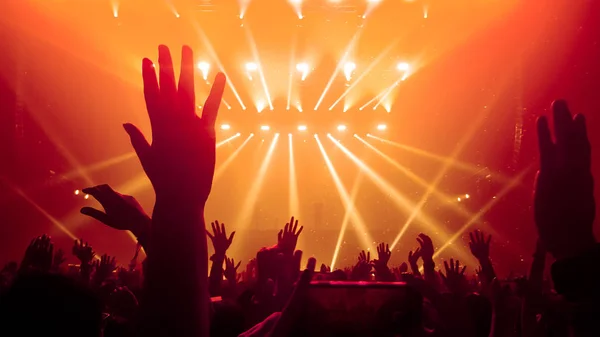 Gente Feliz Baila Concierto Fiesta Discoteca Escucha Música Electrónica Escenario — Foto de Stock