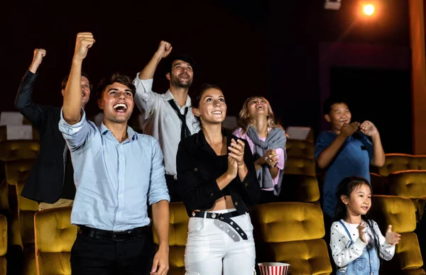 Gruppo Pubblico Felice Divertente Guardare Cinema Nel Cinema Attività Ricreative — Foto Stock