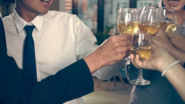 Des Gens Affaires Prospères Boivent Vin Champagne Avec Des Membres — Photo