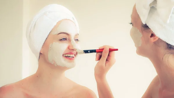 Hermosa Mujer Que Tiene Tratamiento Exfoliación Cosmética Facial Spa Bienestar — Foto de Stock