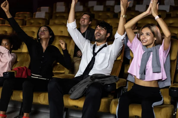 Público Feliz Emocionante Cine Cine Grupo Actividad Recreativa Concepto Entretenimiento — Foto de Stock