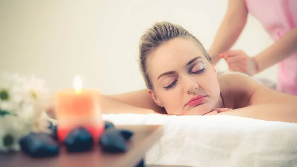 Massagetherapeut Houdt Een Kruidenkompres Een Behandeling Doen Voor Een Vrouw — Stockfoto